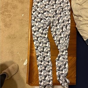 Women's Black and White Buc-ees Patterned Leggings